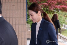 공수처 조사실 향하는 강미정 대변인