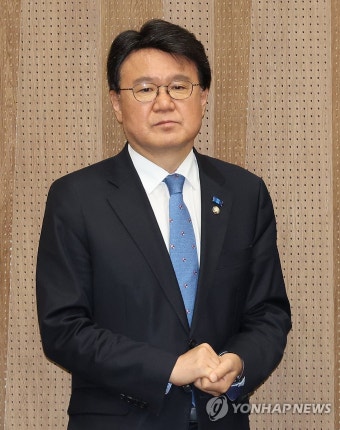 기자회견 준비하는 황운하 신임 원내대표