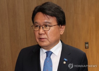 기자회견 마친 황운하 신임 원내대표