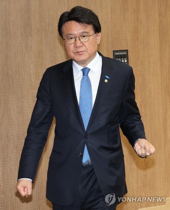 기자회견 마친 황운하 신임 원내대표