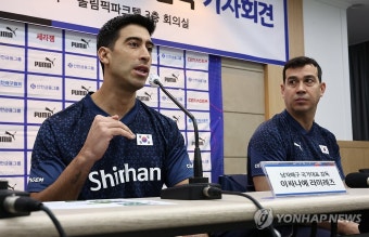 질문 답하는 라미레스 남자배구 국가대표팀 감독