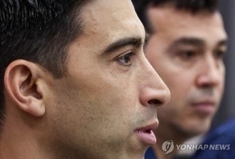 질문 답하는 라미레스 남자배구 국가대표팀 감독