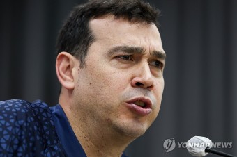 질문 답하는 모랄레스 여자배구 국가대표팀 감독