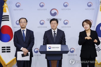 취재진 질문에 답하는 노연홍 의료개혁특위 위원장