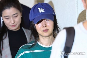 기자회견장 들어서는 민희진 어도어 대표
