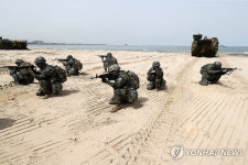 주변 경계하는 해병대
