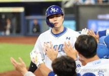 홈런 축하 받는 류지혁