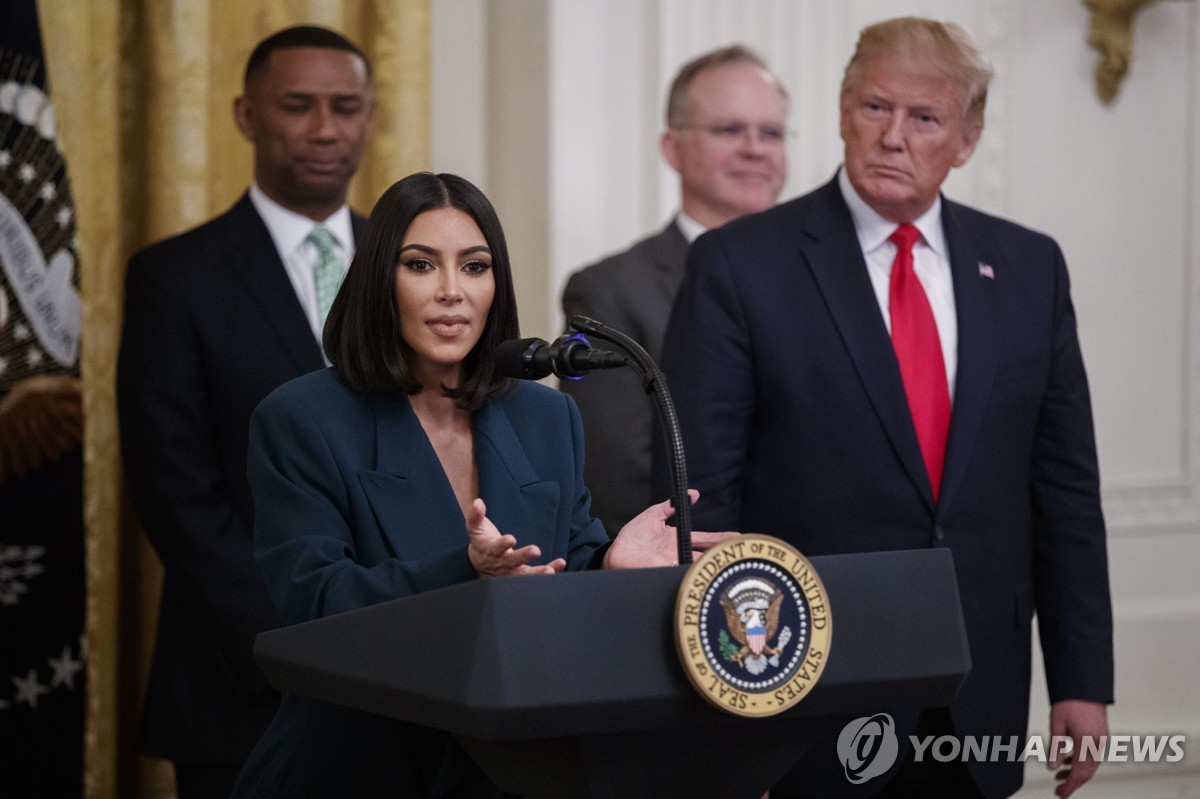 트럼프, 해리스 부통령에게 인종 공격 지속...비판과 대응 강조