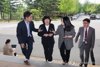 공수처 들어서는 유재은 국방부 법무관리관