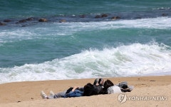 낮 최고 30도…이른 더위 피해 전국 산·바다 나들이객 북적