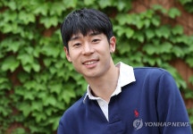 포즈 취하는 대니 구