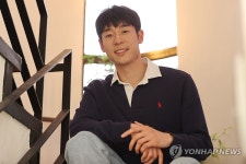 포즈 취하는 대니 구