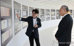 원불교익산성지 100주년 사진전 둘러보는 유인촌 장관