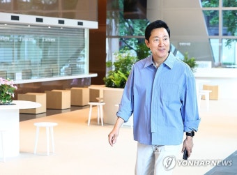 리모델링 마친 시청 로비 둘러보는 오세훈 시장