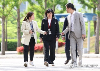 공수처 출석하는 유재은 법무관리관
