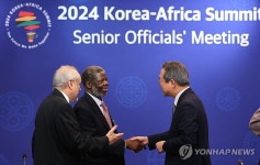 인사 나누는 정병원 차관보
