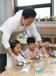 어린이집 점심 배식하는 오세훈 시장