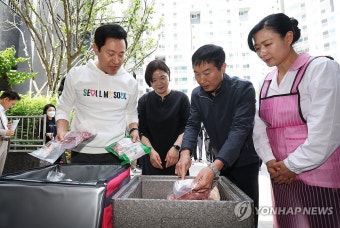 '서울든든급식' 식재료 확인하는 오세훈 시장