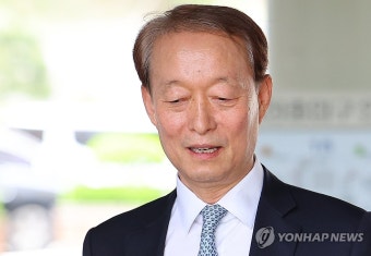 블랙리스트 첫 공판 마친 백운규 전 장관