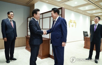 집무실에서 이재명 대표 맞이하는 윤석열 대통령