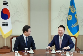 영수회담 갖는 윤석열 대통령과 이재명 대표
