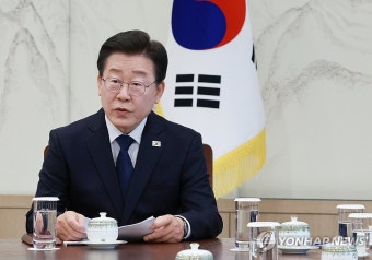 윤석열 대통령과 영수회담에서 발언하는 이재명 대표