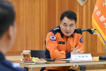 남해소방서 현장대원들과 간담회 하는 남화영 소방청장