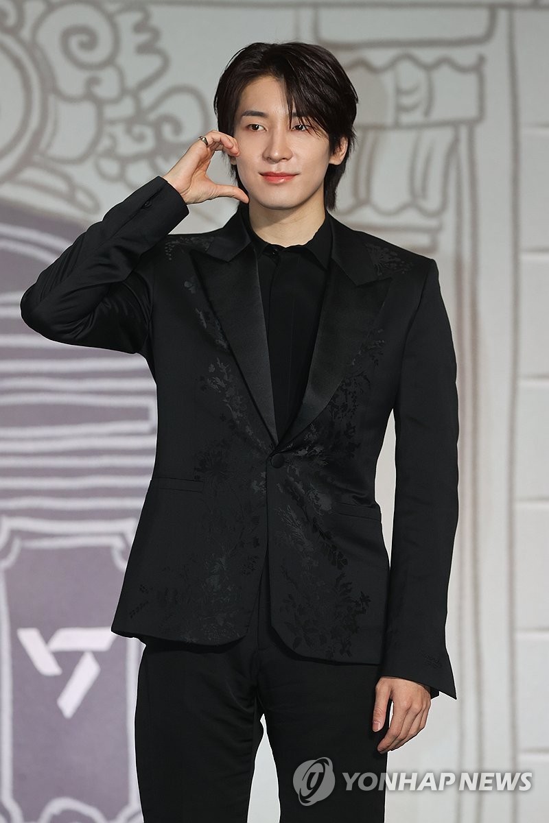세븐틴 원우, 버버리 매장 리뉴얼 행사에서 화제!