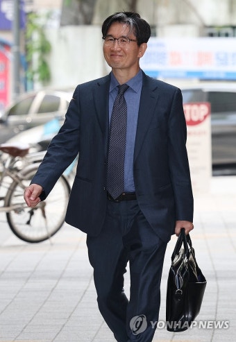 출근하는 오동운 공수처장 후보