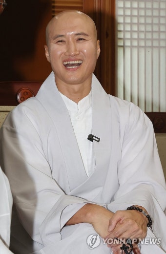 활짝 웃는 '뉴진스님'
