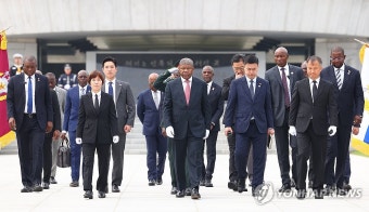 참배 마친 앙골라 대통령