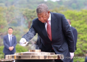 방한 일정 중 현충원 찾은 앙골라 대통령