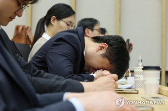 눈물 흘리는 서울대병원 전공의 대표