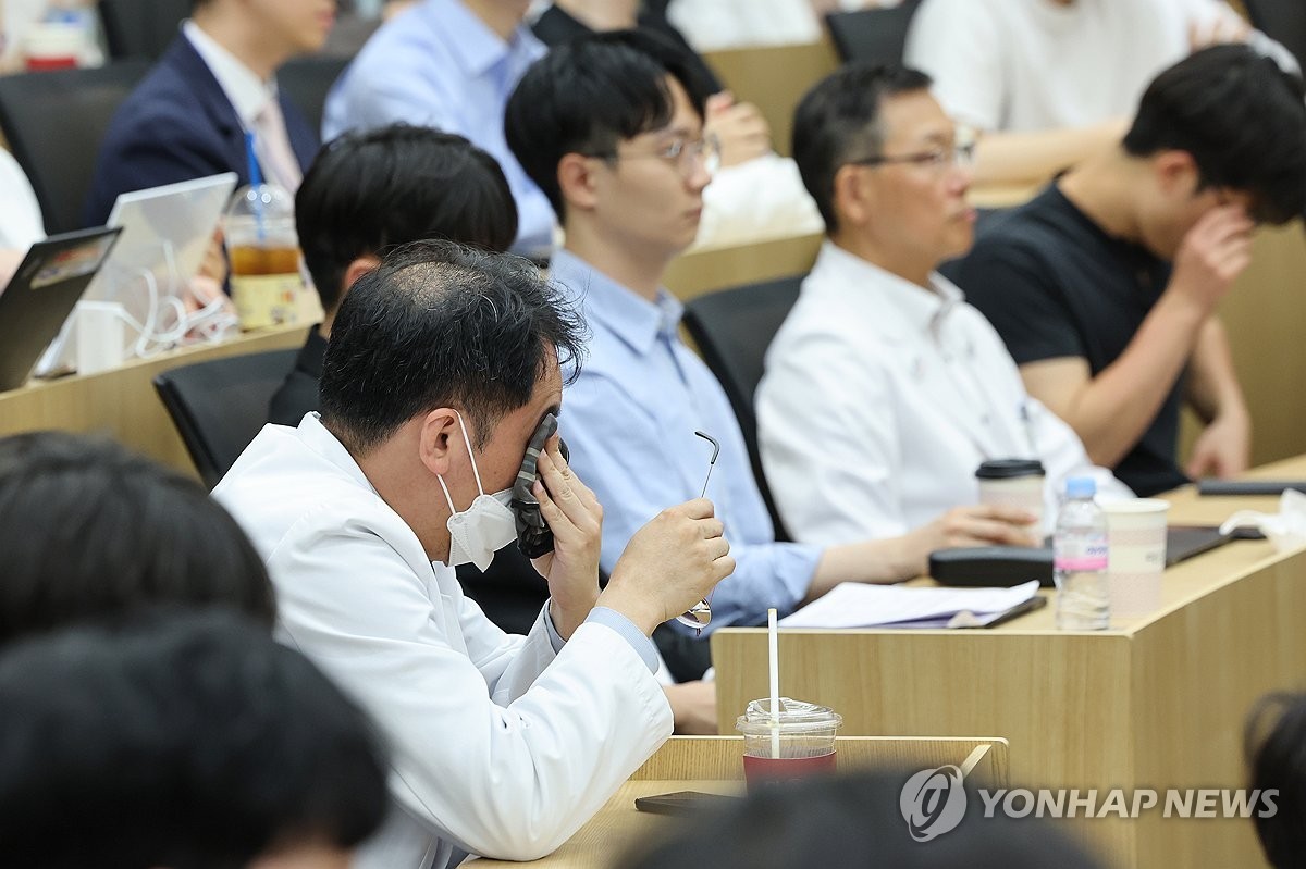 서울대병원 전공의 대표, 의협 간부들 사직 공모 혐의 관련 경찰 출석 중, 의료 정책 비판 논란 확산