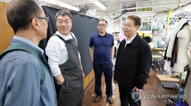 이정식 고용부 장관, 서울의 봉제 사업장 방문