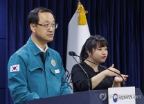 의사 집단행동 중대본 회의 결과 설명하는 전병왕 실장