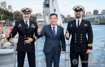 호주 해군 관계자들과 포즈 취하는 신원식 장관