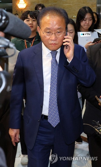 '채상병 특검법' 상정에 퇴장하는 윤재옥 원내대표