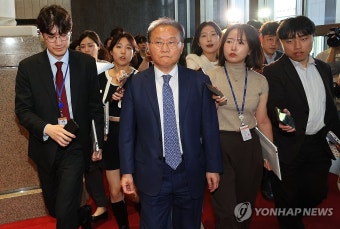 '채상병 특검법' 상정에 퇴장하는 윤재옥 원내대표