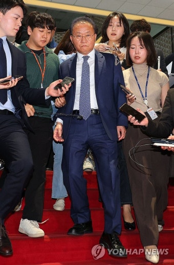 '채상병 특검법' 상정에 퇴장하는 윤재옥 원내대표