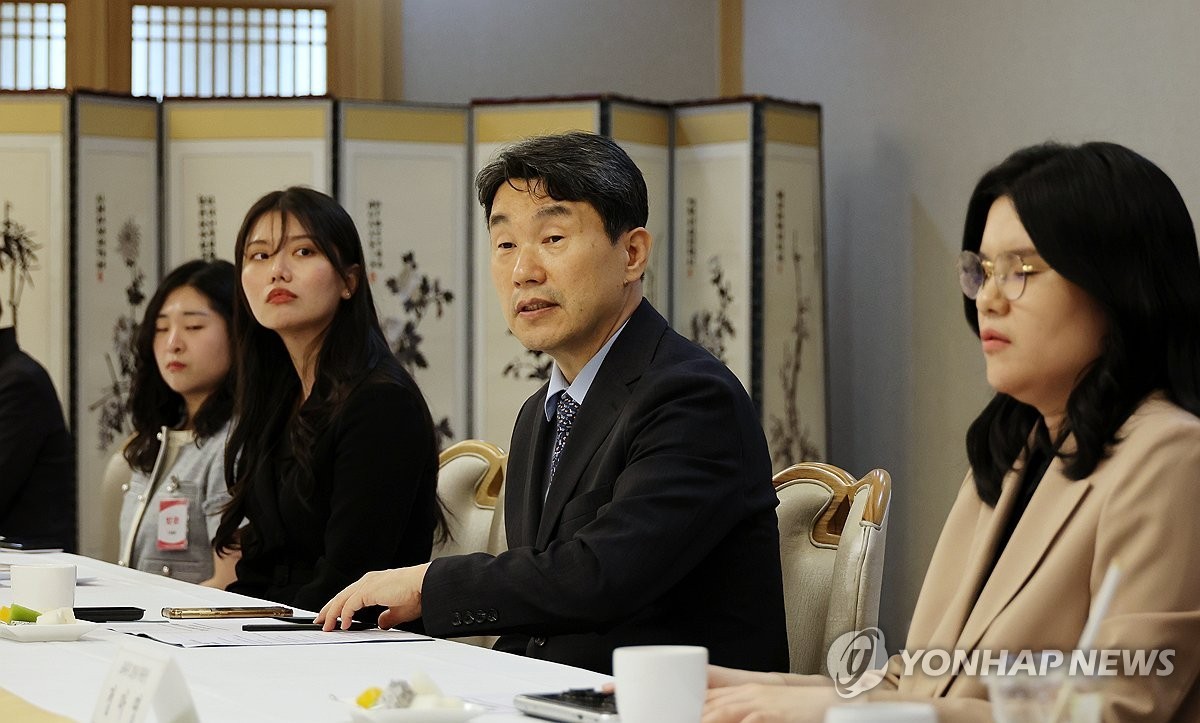 이주호 부총리, 학생들의 딥페이크 예방과 스마트폰 과몰입 방지 주제로 차담회 개최