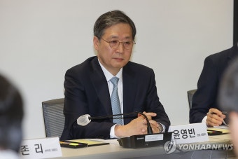 질문 듣는 윤영빈 우주항공청장 내정자
