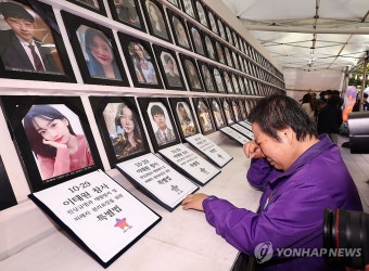 이태원 참사 희생자 영정 앞 특별법