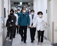 의사 집단행동 관련 국립암센터 현장 점검 나선 한덕수 총리