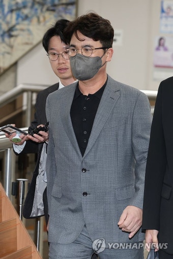 '금품 수수 혐의' 장정석 KIA 전 단장, 첫 공판 출석