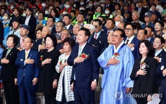 윤석열 대통령, 어버이날 기념식에 현직 대통령으로서는 처음 참석