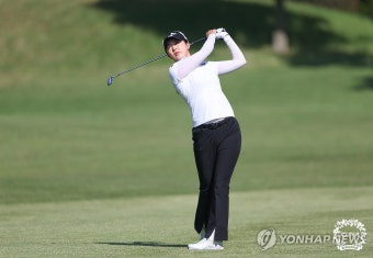 아이언샷 하는 김재희