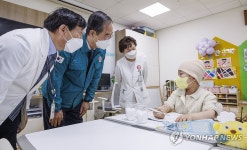 병원 학교에서 공부중인 어린이 환자 격려하는 한덕수 총리
