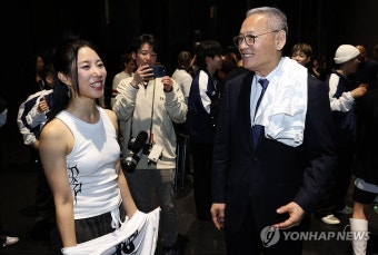 출연진 격려하는 유인촌 장관