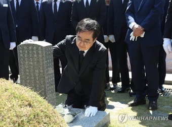 5·18 민주묘지 찾은 김동연 경기도지사